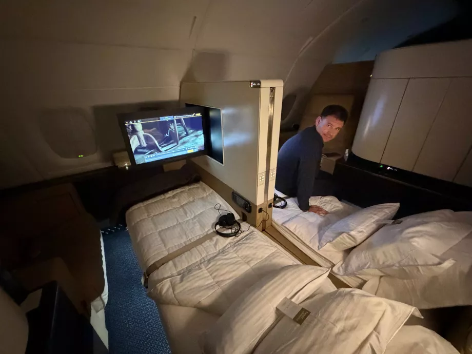 Eu na cama, na Primeira Classe da Etihad Airways