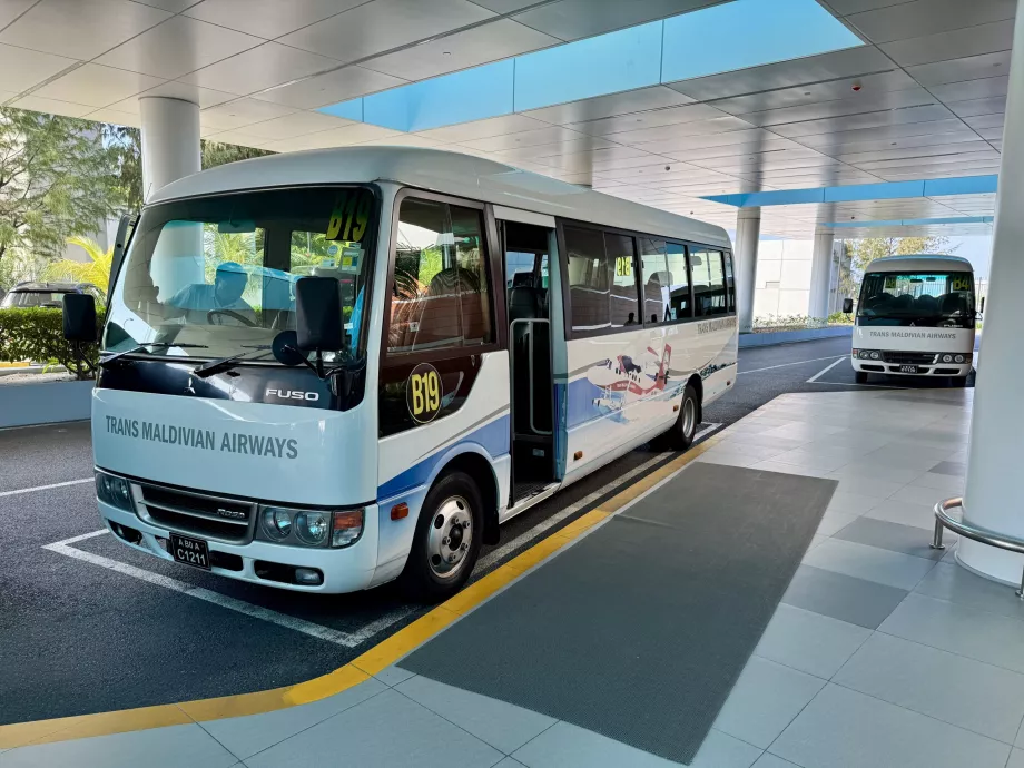 Autocarros que circulam entre os terminais e o terminal de hidroaviões