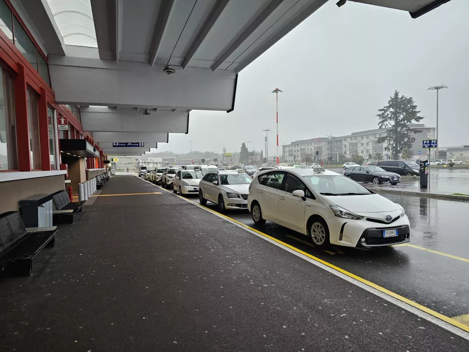 Táxi em frente ao Terminal 2