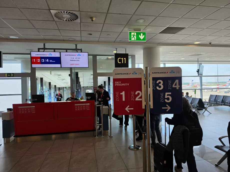 Embarque no avião estritamente de acordo com as zonas
