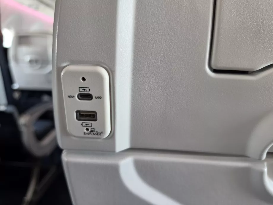 Portas USB para carregar dispositivos eletrónicos