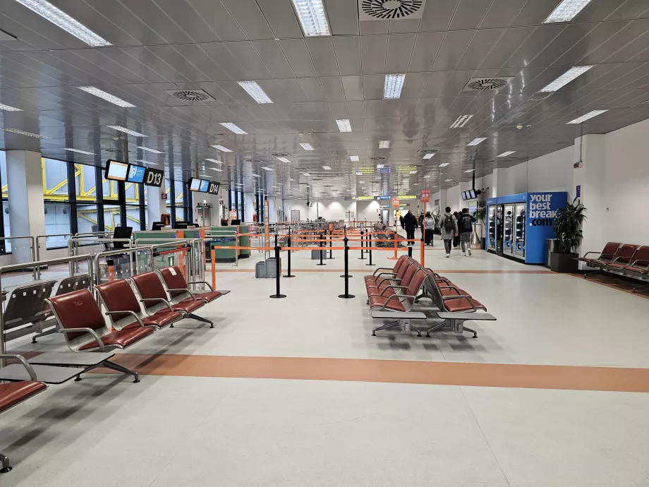 Terminal 2, zona de trânsito