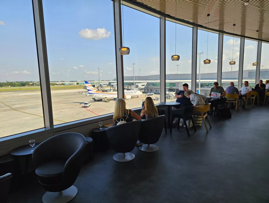 Vista da sala de estar para a pista do aeroporto