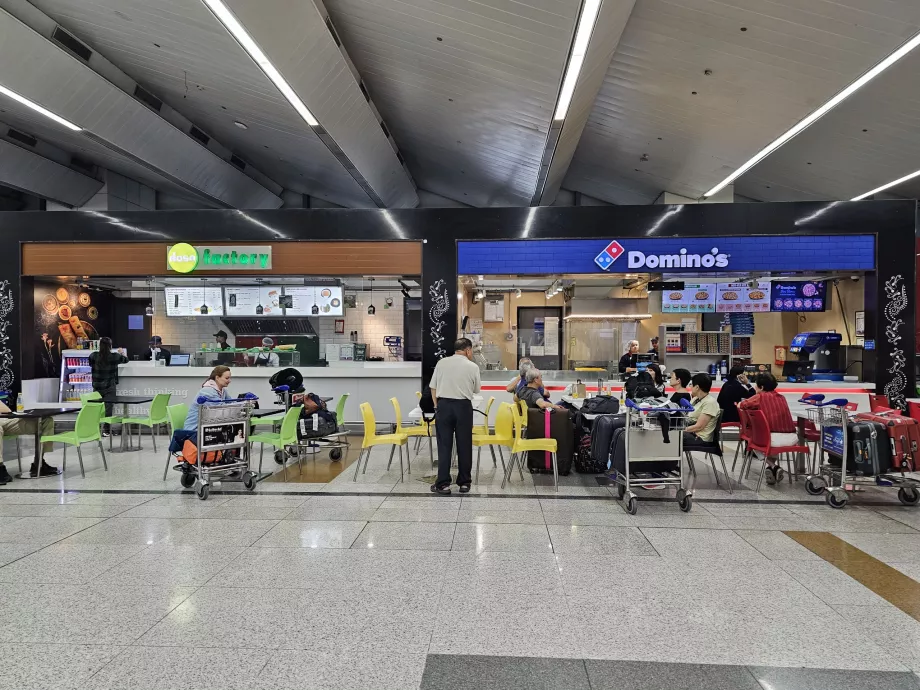Refrescos no átrio das chegadas, zona pública, Terminal 3