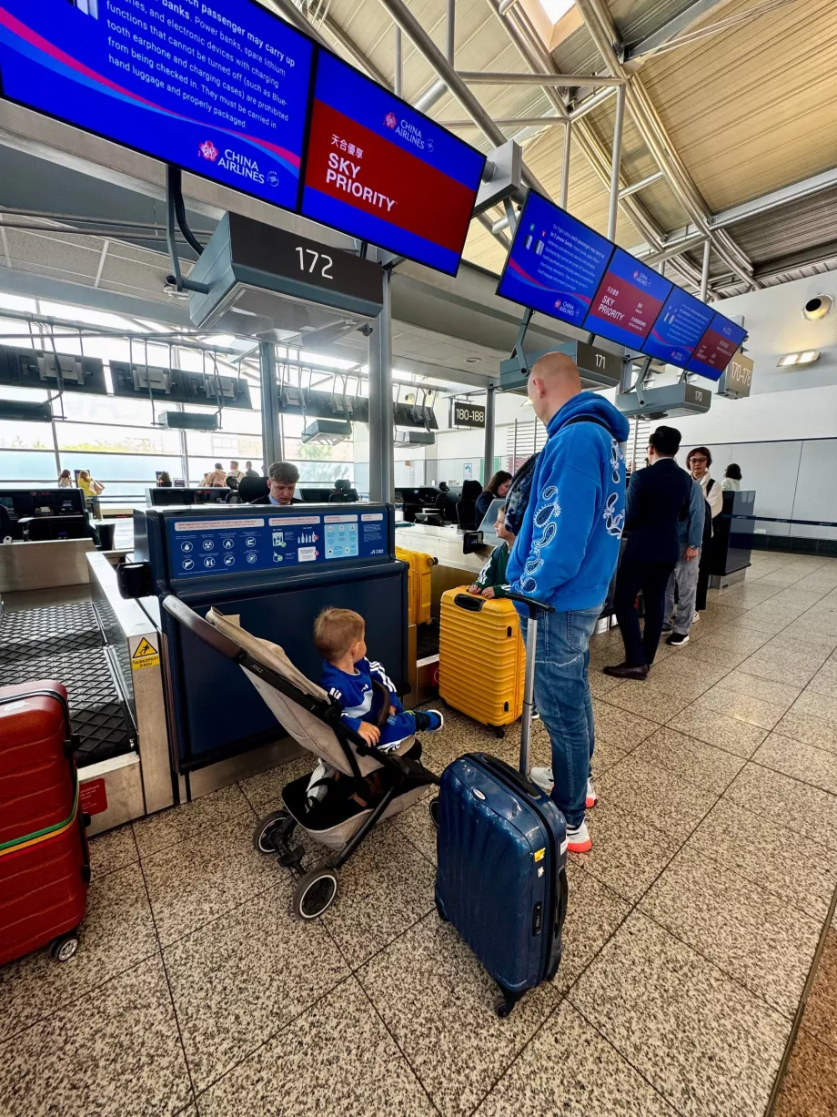 Check-in para o voo CI68 em Praga