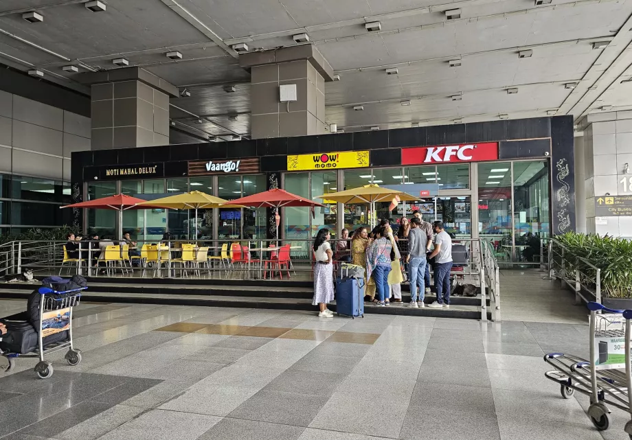 Refrescos no exterior do Terminal 3