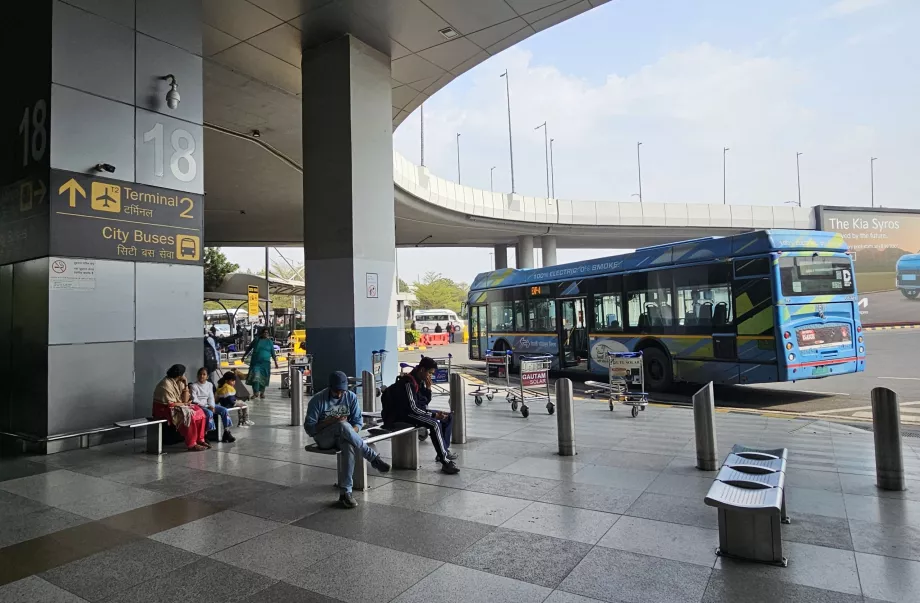 Paragem de autocarro urbano em frente ao Terminal 3