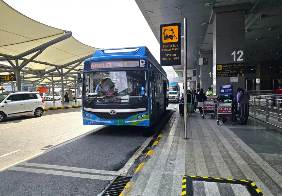 Autocarro de transporte entre os terminais 1-2-3, paragem no terminal 3