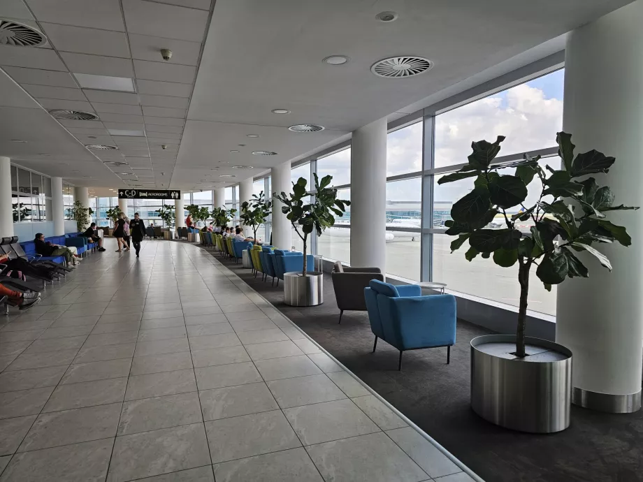 Assentos confortáveis, área de trânsito do Terminal 1