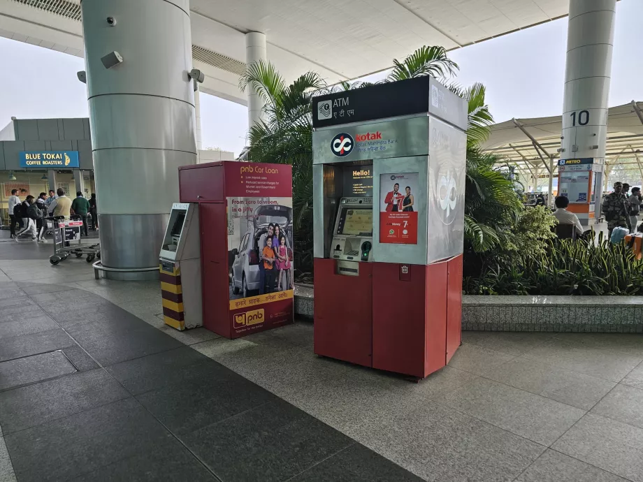 Caixas automáticos em frente ao Terminal 1