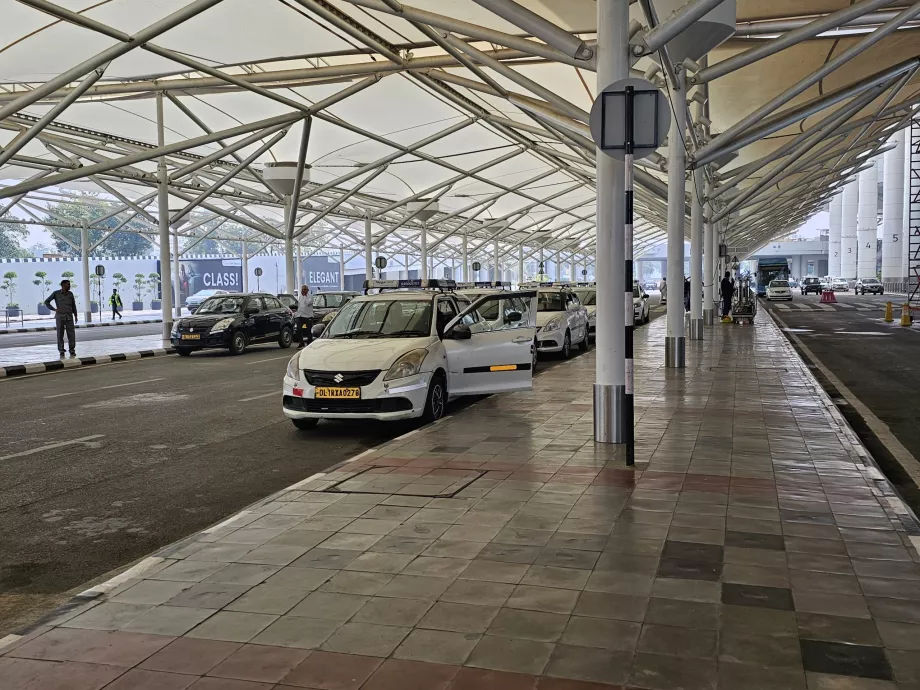 Táxi em frente ao Terminal 1