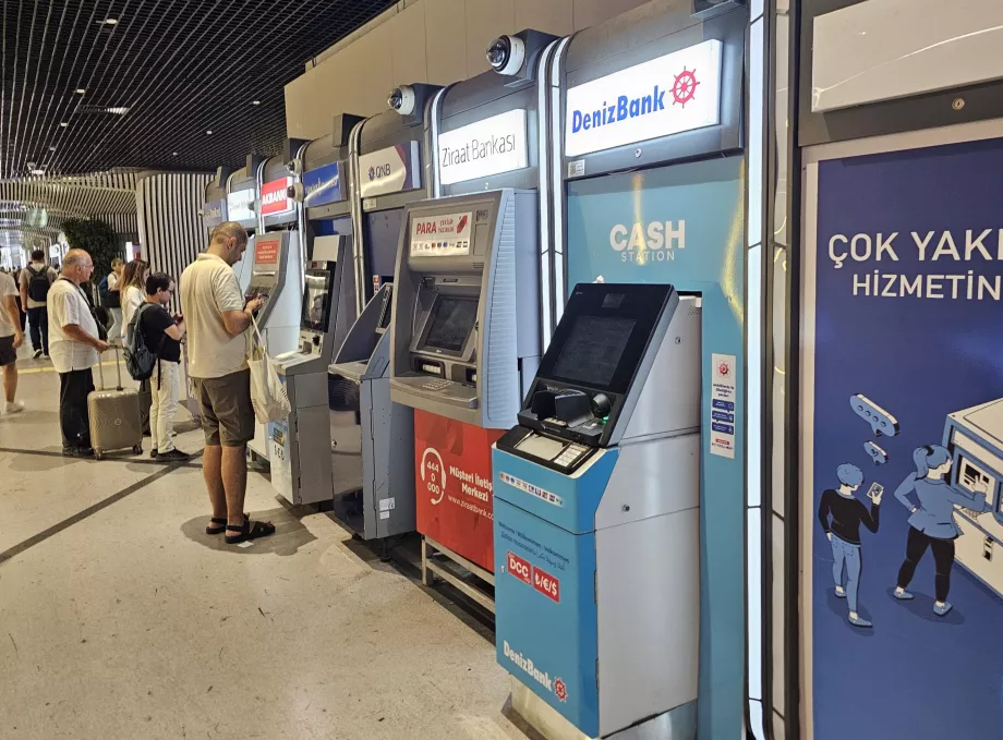 Caixas multibanco à entrada da estação de metro
