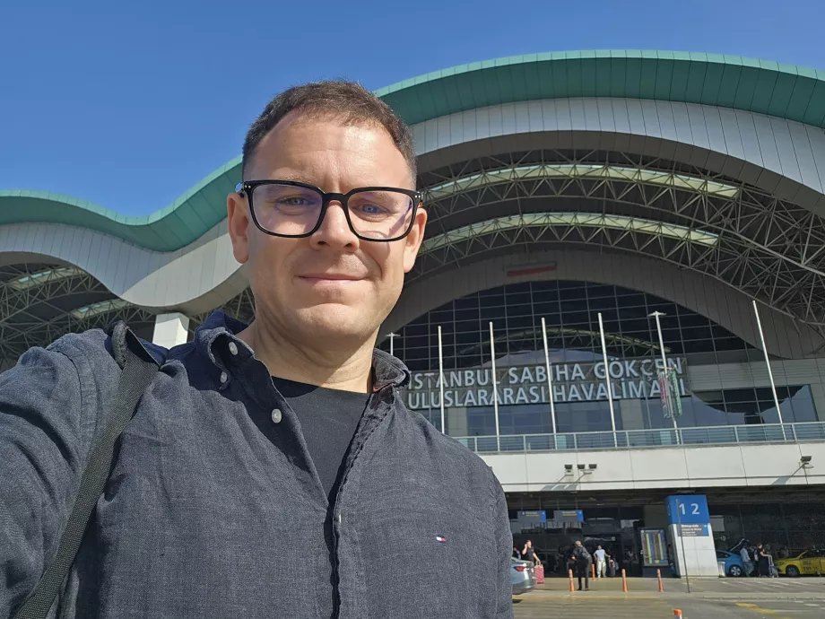 Eu em frente ao terminal do aeroporto SAW de Istambul