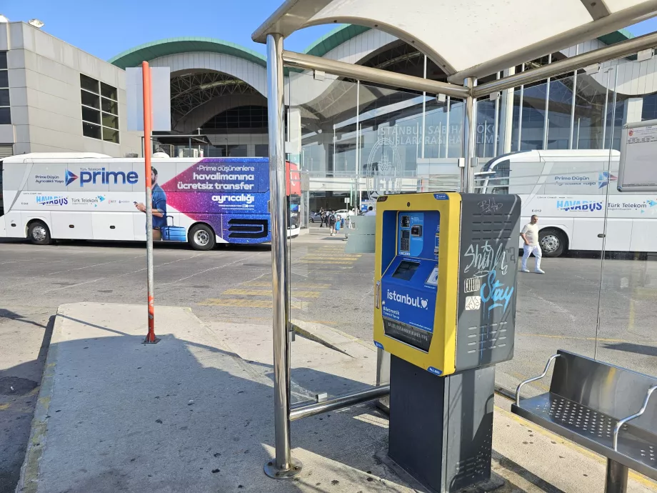 Máquina de venda automática em Istanbulkart, paragem de autocarro