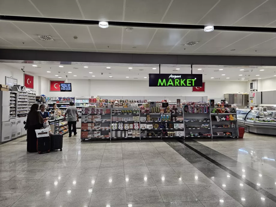 Supermercado no átrio das chegadas