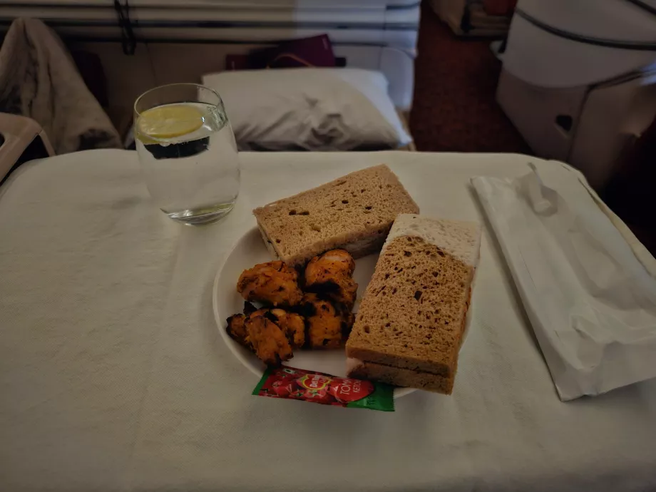 Um pequeno lanche após a descolagem nos voos noturnos