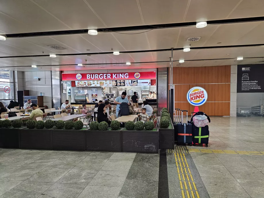Burger King, zona pública de chegadas