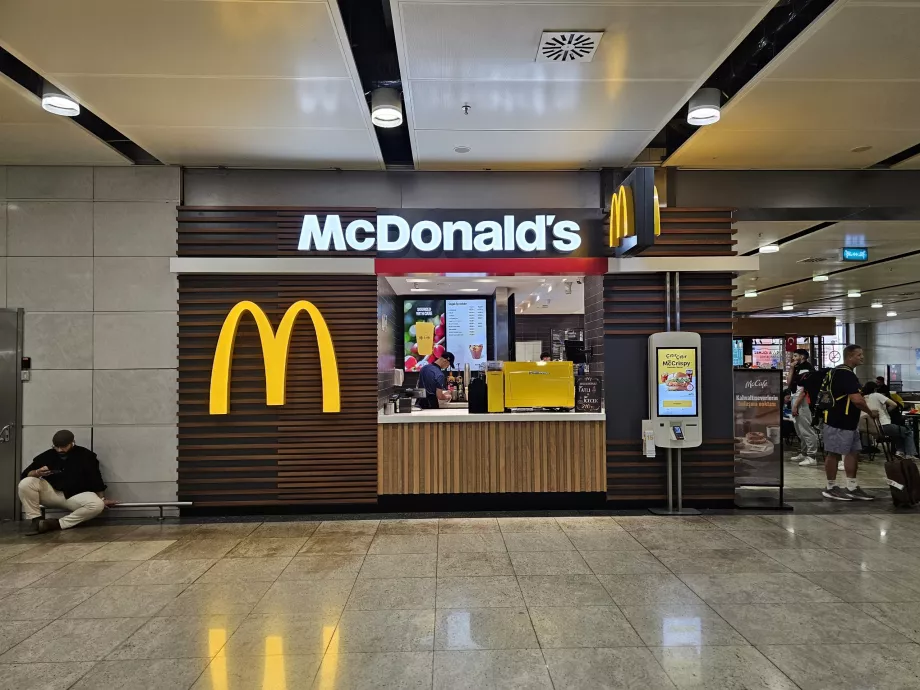 McDonald's, área pública das chegadas