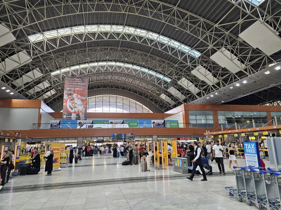 Átrio de partidas do aeroporto SAW de Istambul