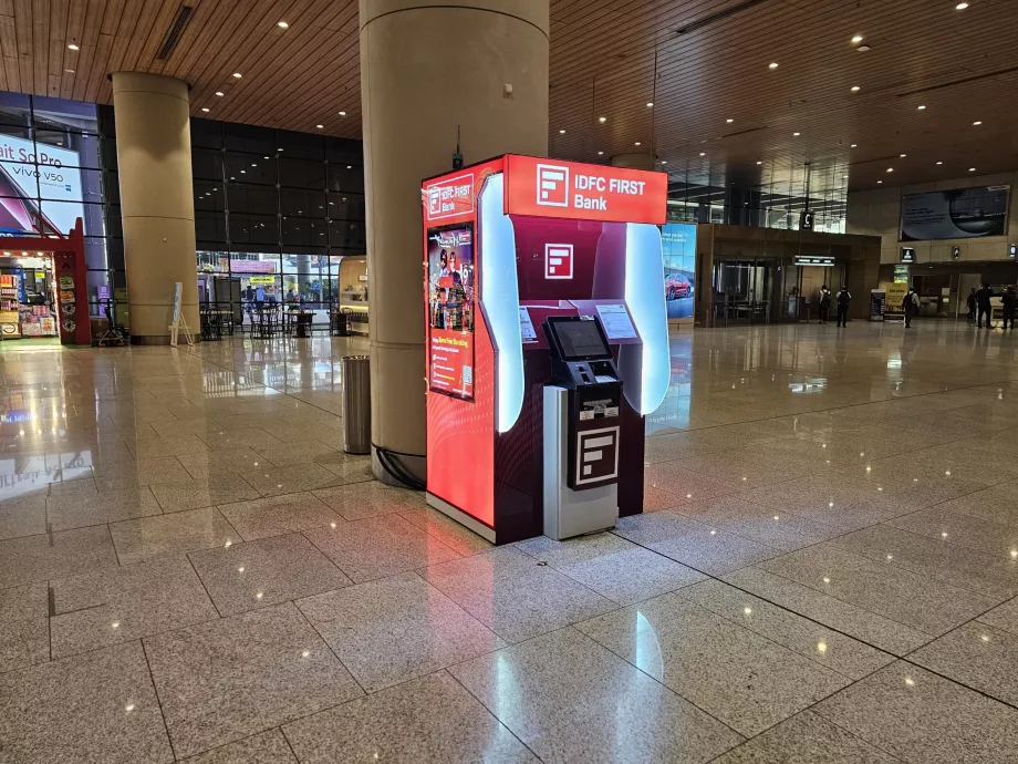 Multibanco na sala de chegadas, Terminal 2