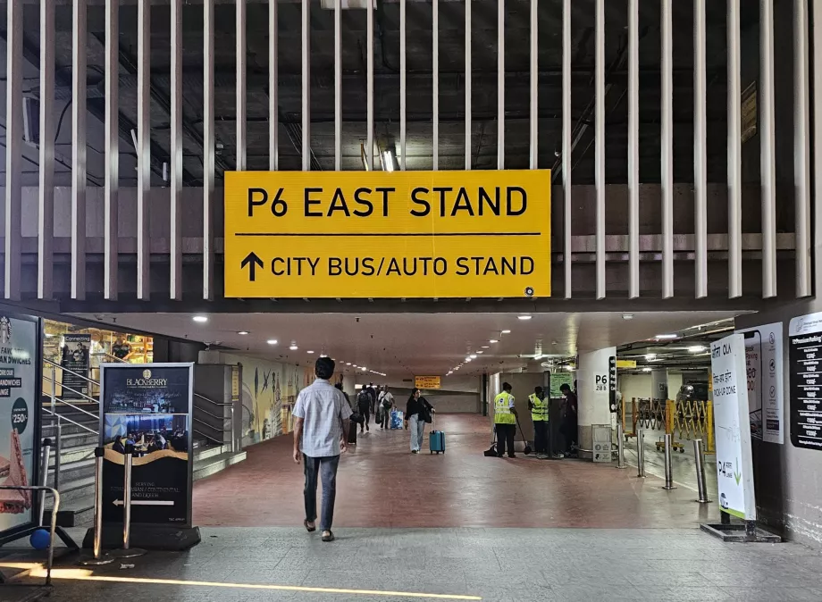 Direção para riquexós e autocarros urbanos, Terminal 2