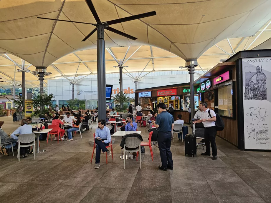 Praça de alimentação em frente ao Terminal 1
