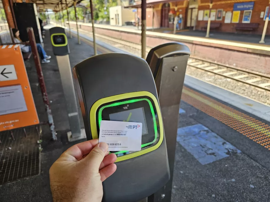 Validador antes de entrar numa estação de metro ou de comboio
