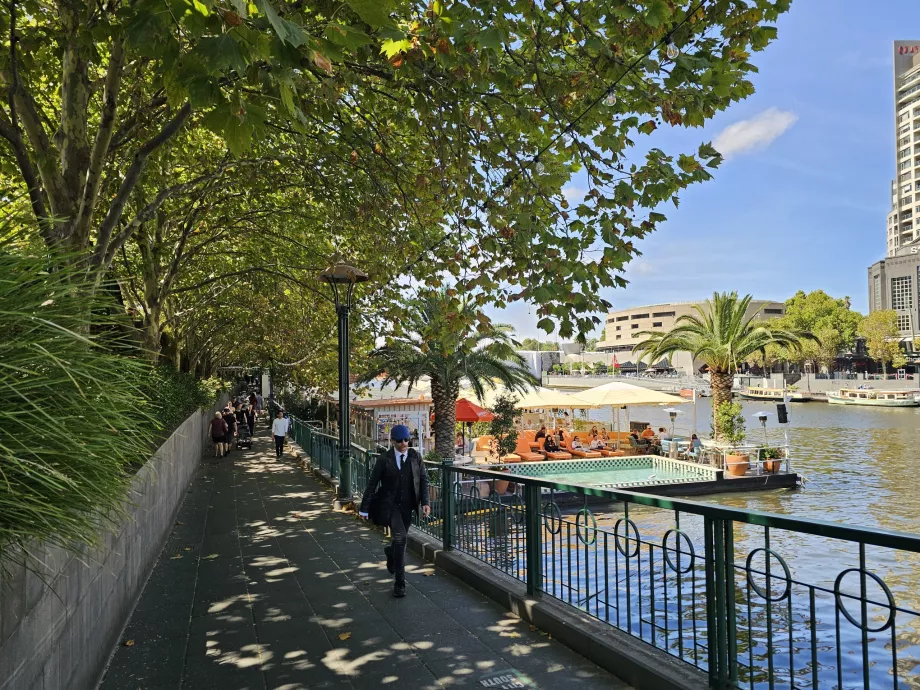 Aterro ao longo do rio Yarra