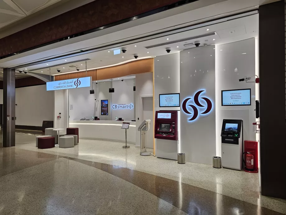 Banco com casa de câmbio e multibanco perto da estação de metro