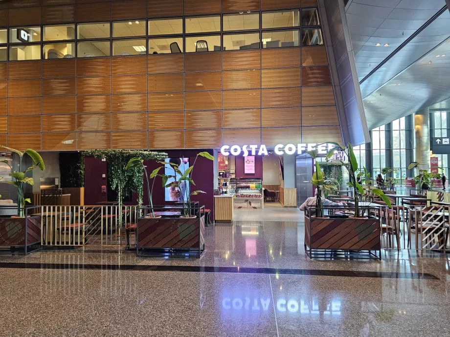 Costa Coffee, parte pública do átrio das chegadas