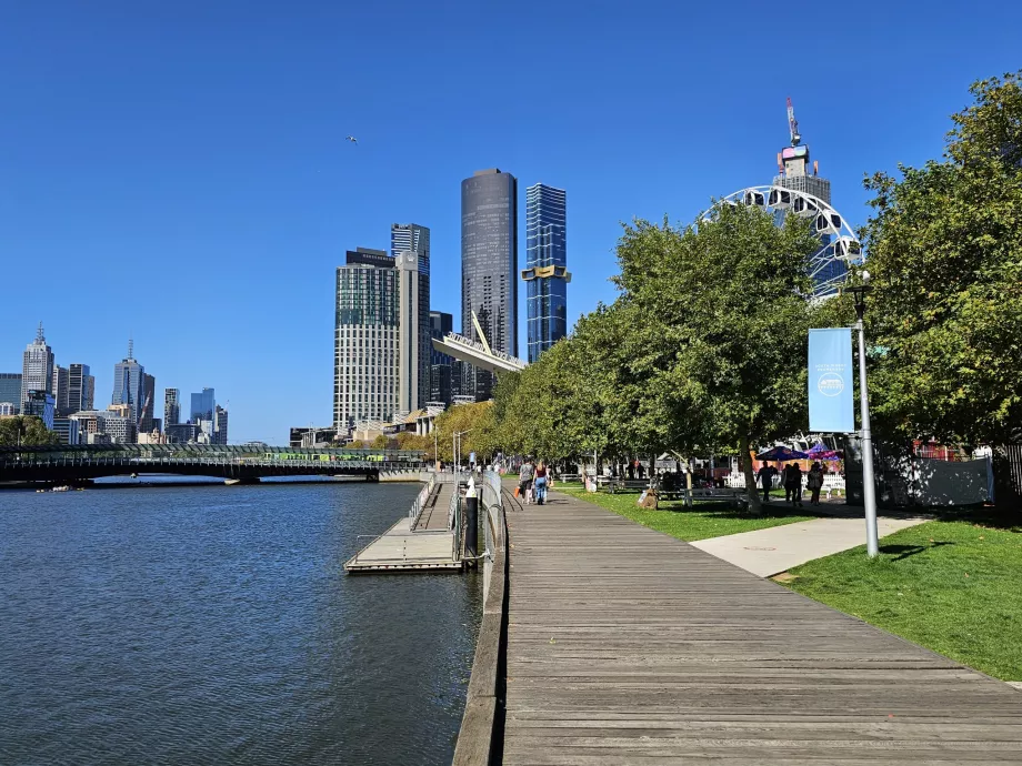 Aterro para peões ao longo do rio Yarra