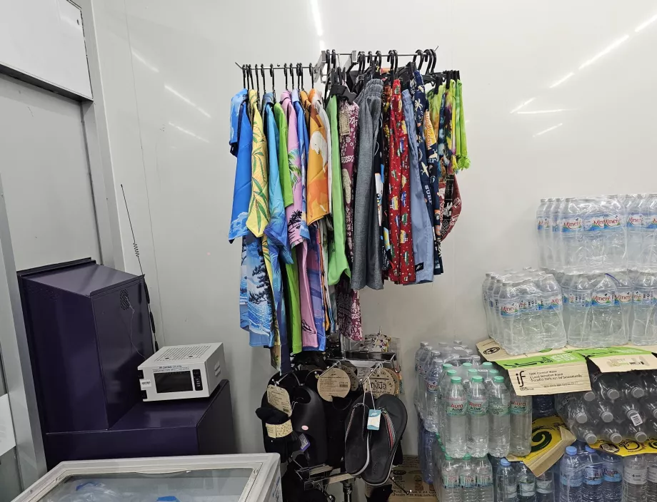 Um canto com roupa, fatos de banho ou chinelos