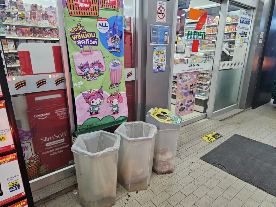 Os caixotes do lixo não são comuns na Tailândia, mas pode sempre encontrá-los na 7-Eleven