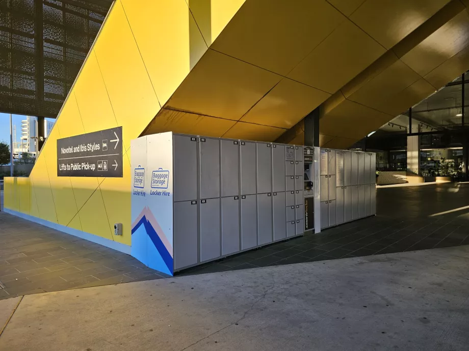 Cacifos para bagagens no parque de estacionamento do Terminal 4