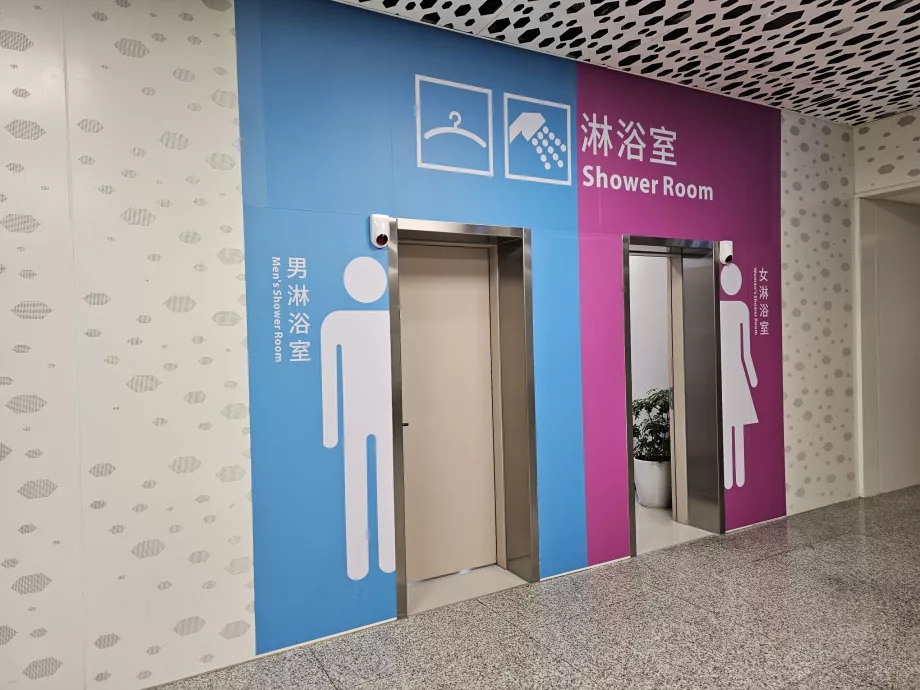 Chuveiros no terminal internacional