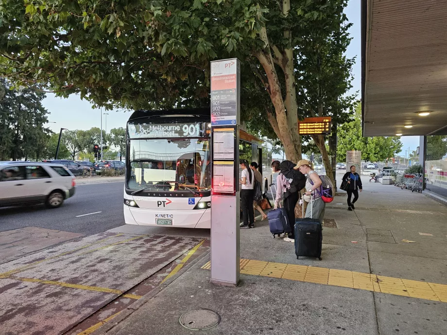 Paragem de autocarro em direção ao aeroporto na estação de Broadmeadows