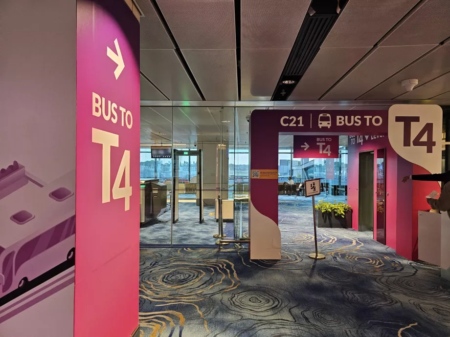 Autocarro de trânsito do Terminal 1 para o Terminal 4 (na porta C21)