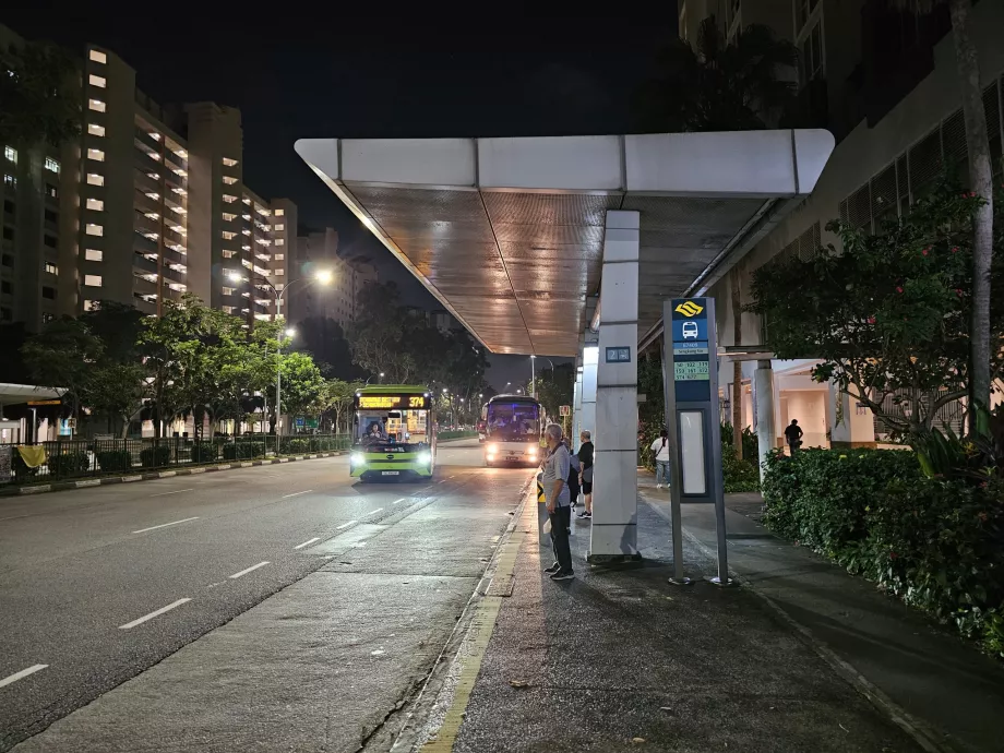 Paragem de autocarro 102 direção Seletar na estação de metro de Sengkang