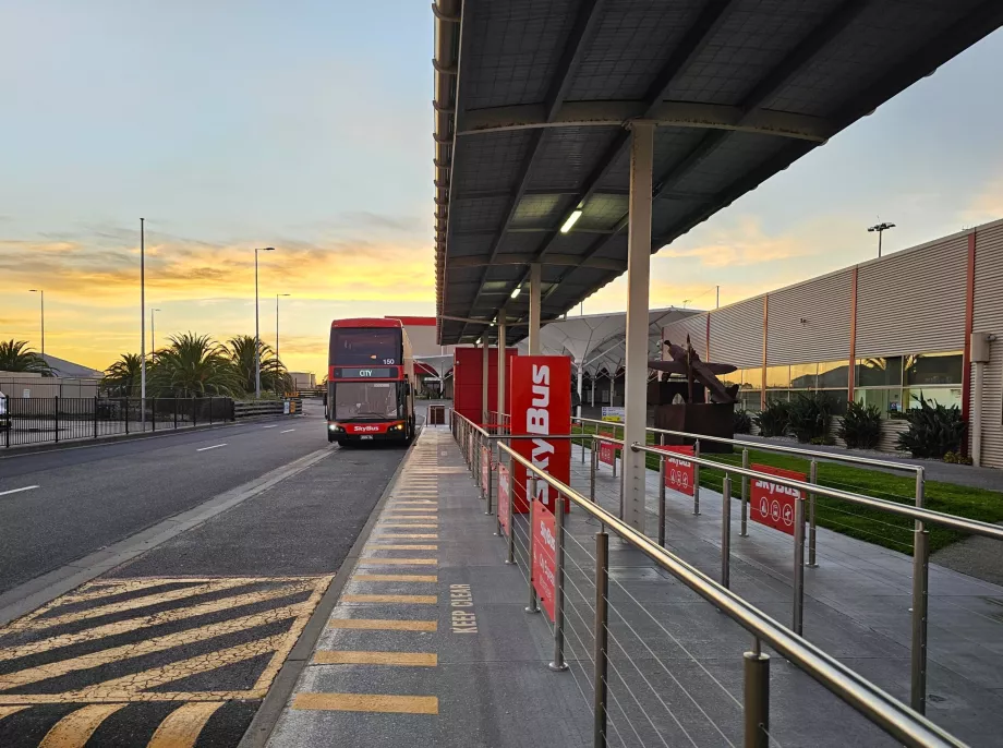 Paragem do Skybus em frente ao terminal