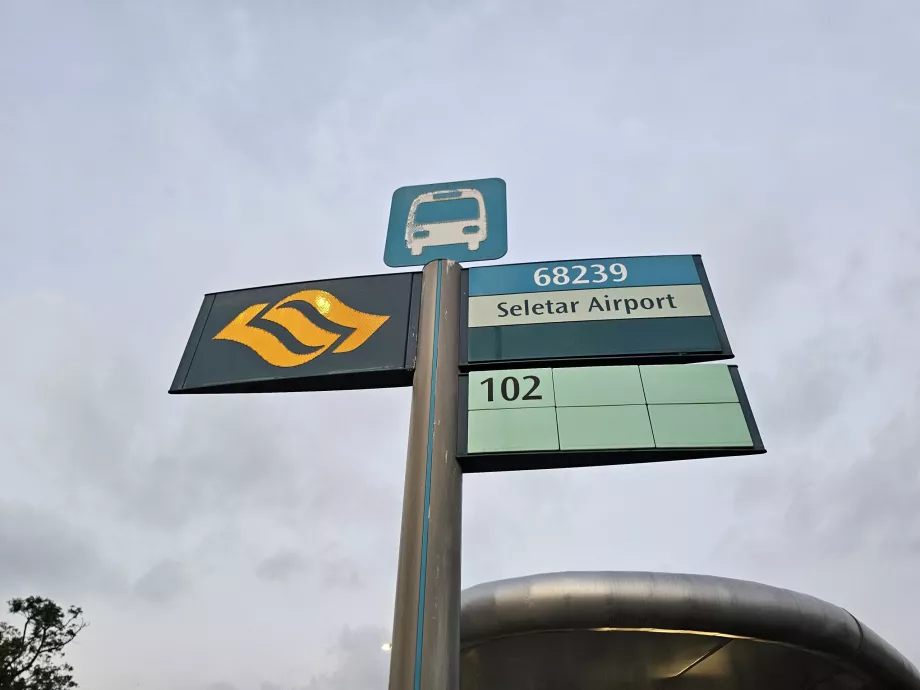 Paragem de autocarro em frente ao aeroporto