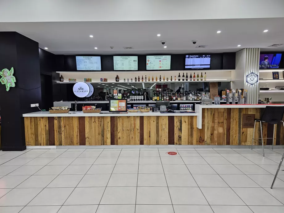 Bar na zona de trânsito de partida