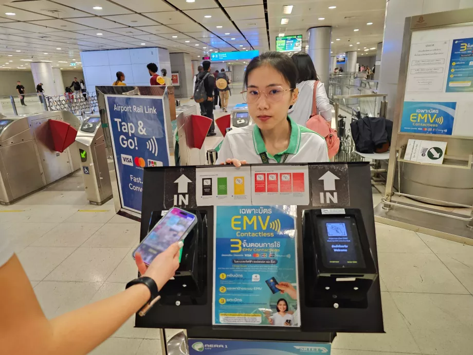 Pagar as tarifas do metro com um cartão sem contacto