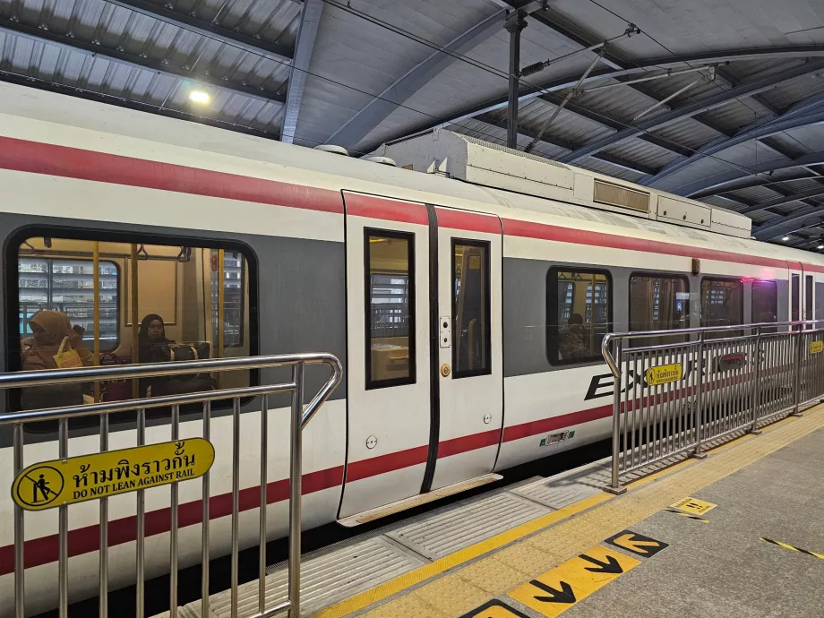 Plataforma de metro no centro de Banguecoque