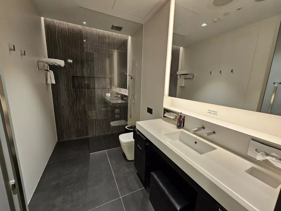 Chuveiros, ANZ Lounge