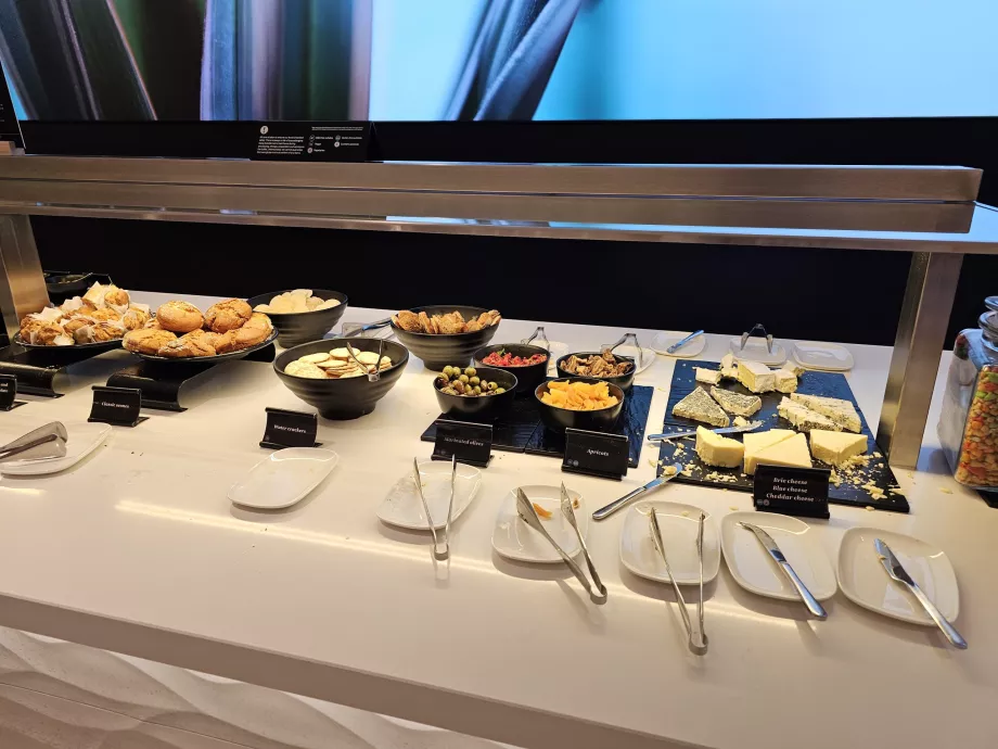ANZ Lounge, com snacks salgados