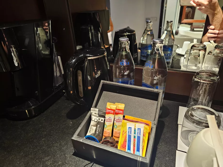 Máquina de café e água