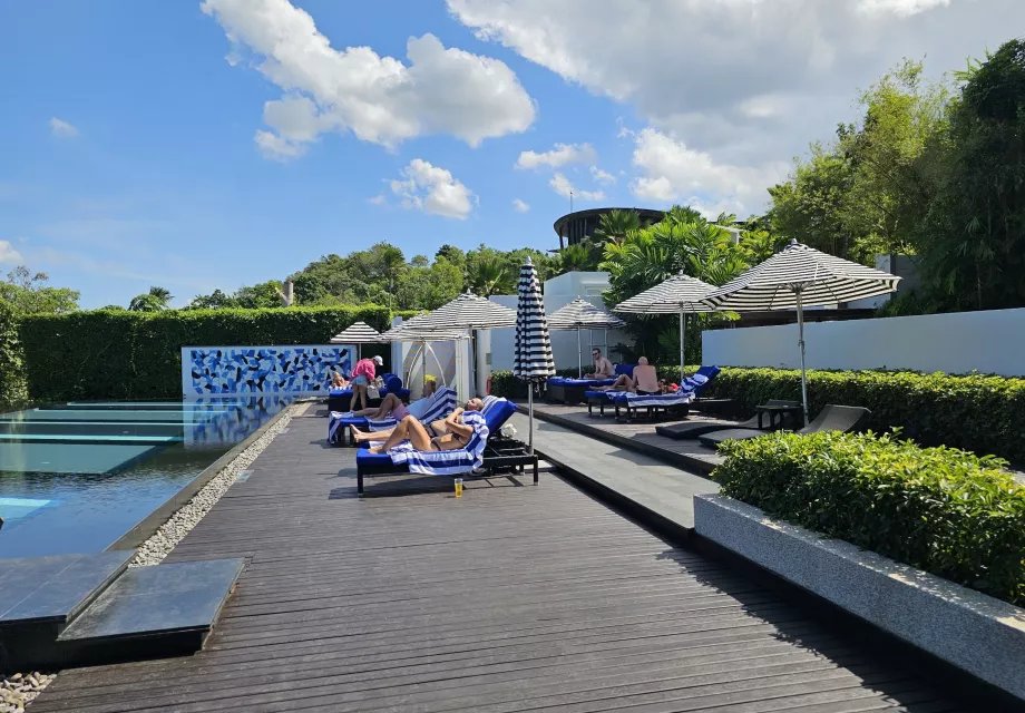 Espreguiçadeiras junto à piscina comum